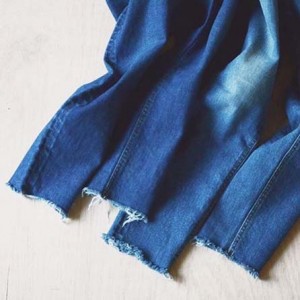 STREET STYLE- Vaqueros deshilachados y desiguales